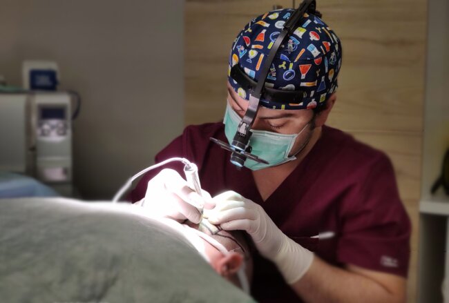 doctor-bruno-jacobovski Transplantar foliculos en una cirugía