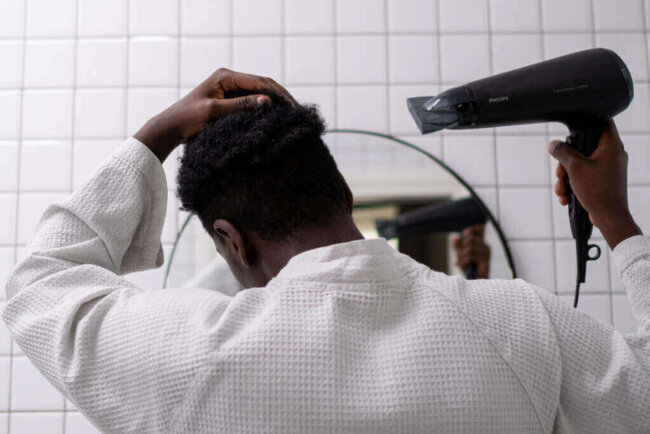 Dormir con el pelo mojado y trasplante capilar