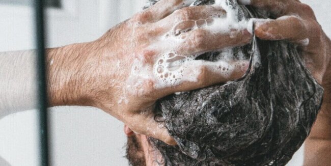 medico-trasplante-capilar-como-lavar-pelo